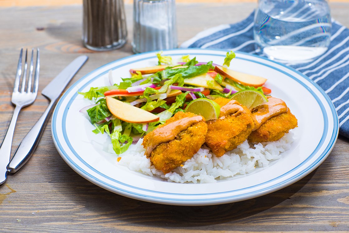 Crispy kylling med jasminris, salat og chilimajones