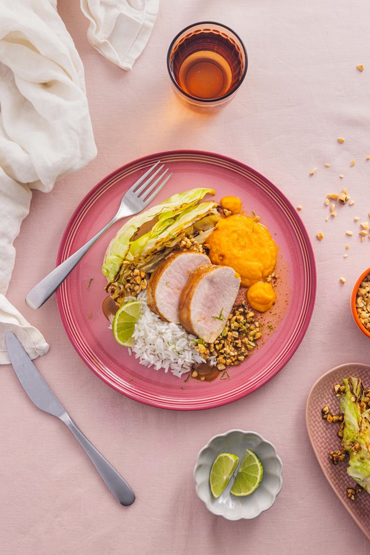 Misoglasert svinefilét med gulrot- og ingefærkrem, stekt spisskål og ris