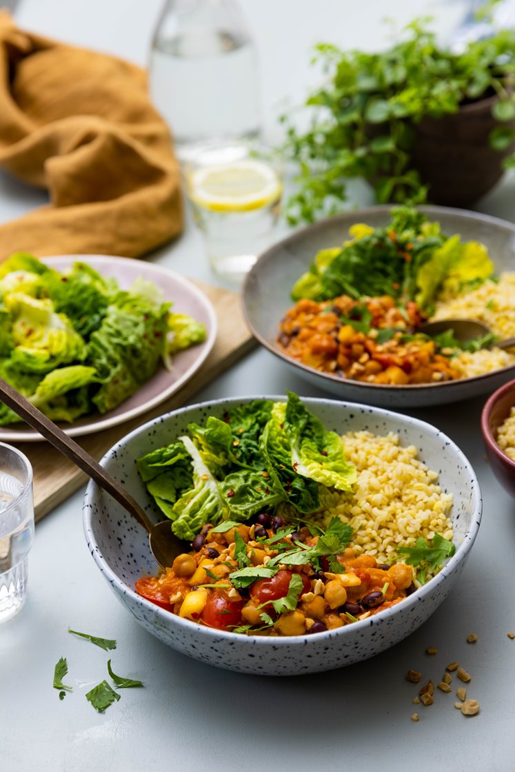 Black bean curry med peanøtter, mango og koriander