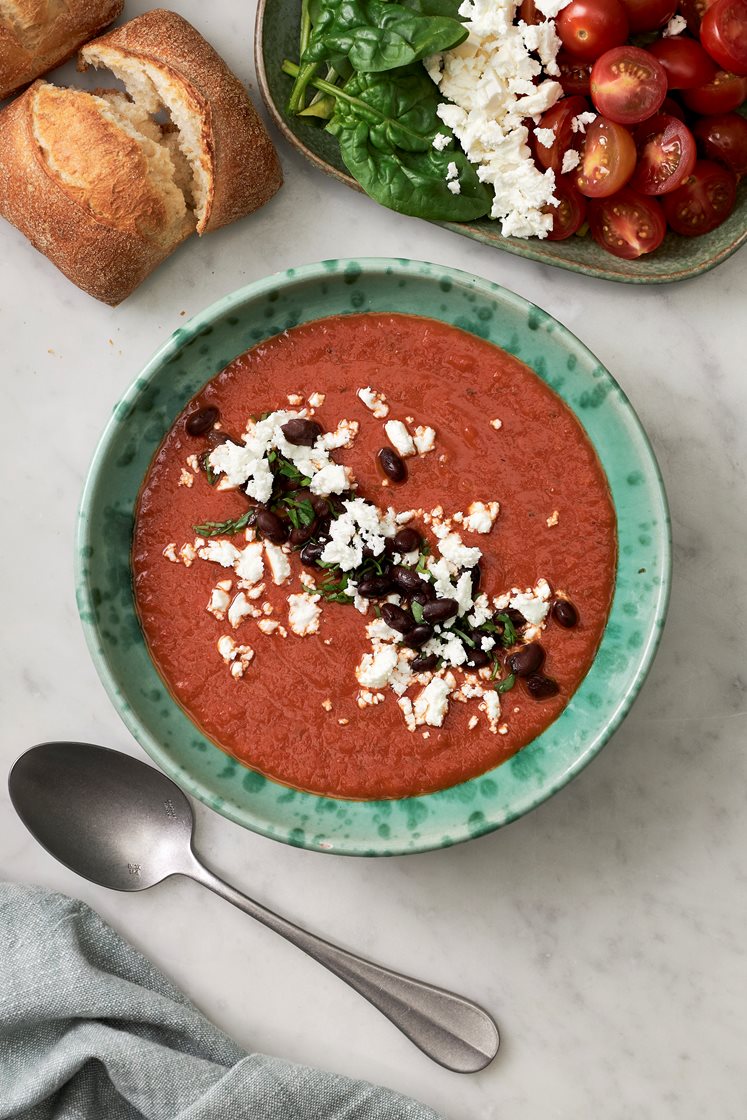 Mexikansk tomatsoppa med fetaost och svarta bönor