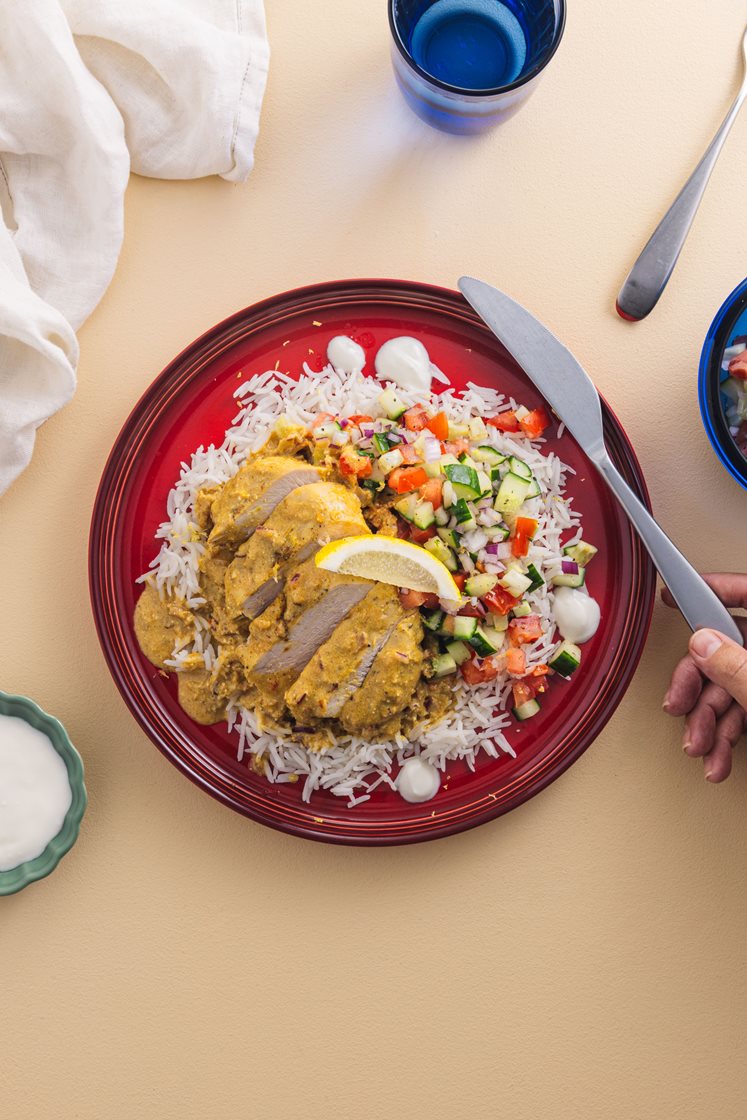 Kylling i mangochutneysaus med tomatsalat og basmatiris, servert med yoghurt