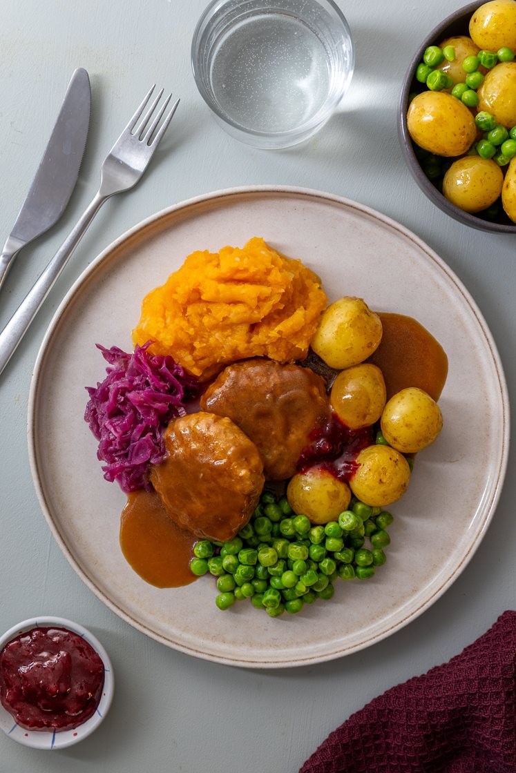 Medisterkaker i brun saus med rotmos, rødkål og rørte tyttebær