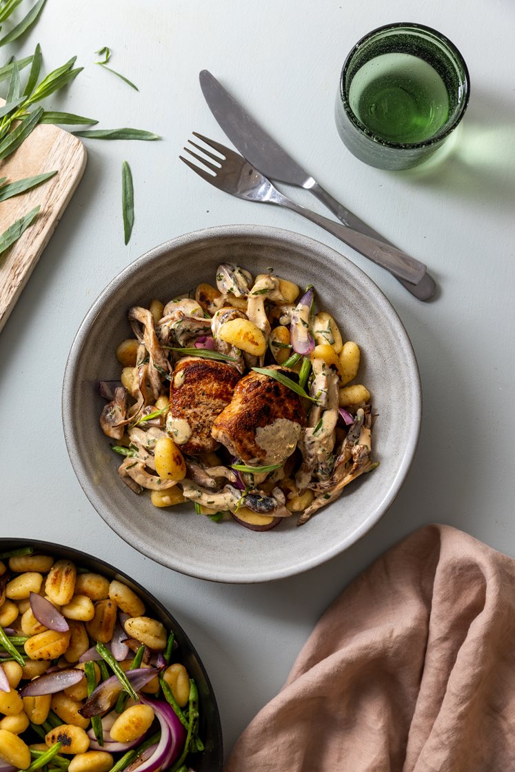 Svinemedaljoner med cremede svampe, stegte gnocchi og grønne bønner