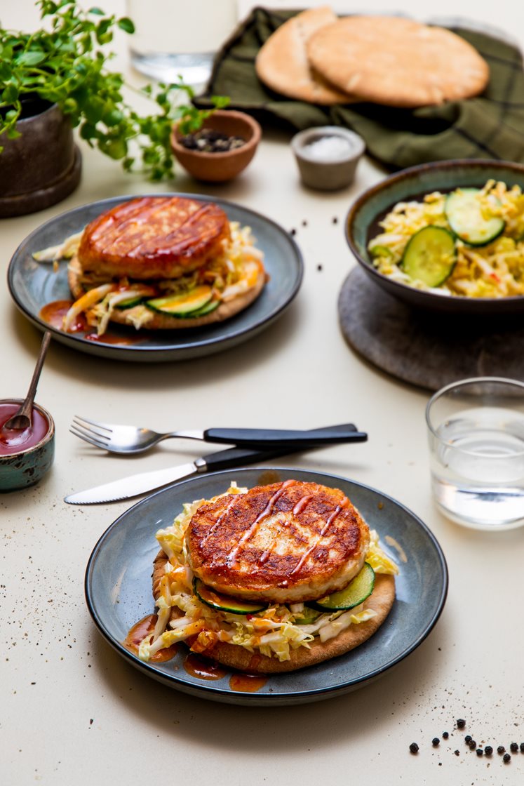 Fiskeburger med chili og ingefær i pitabrød med lettsyltet agurksalat