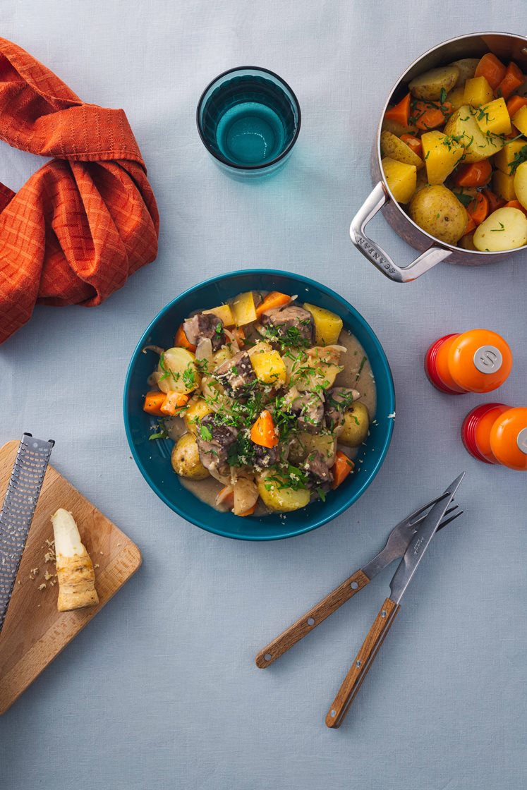 Mørkokt storfebog med poteter, rotgrønnsaker, pepperrotsaus og frisk persille