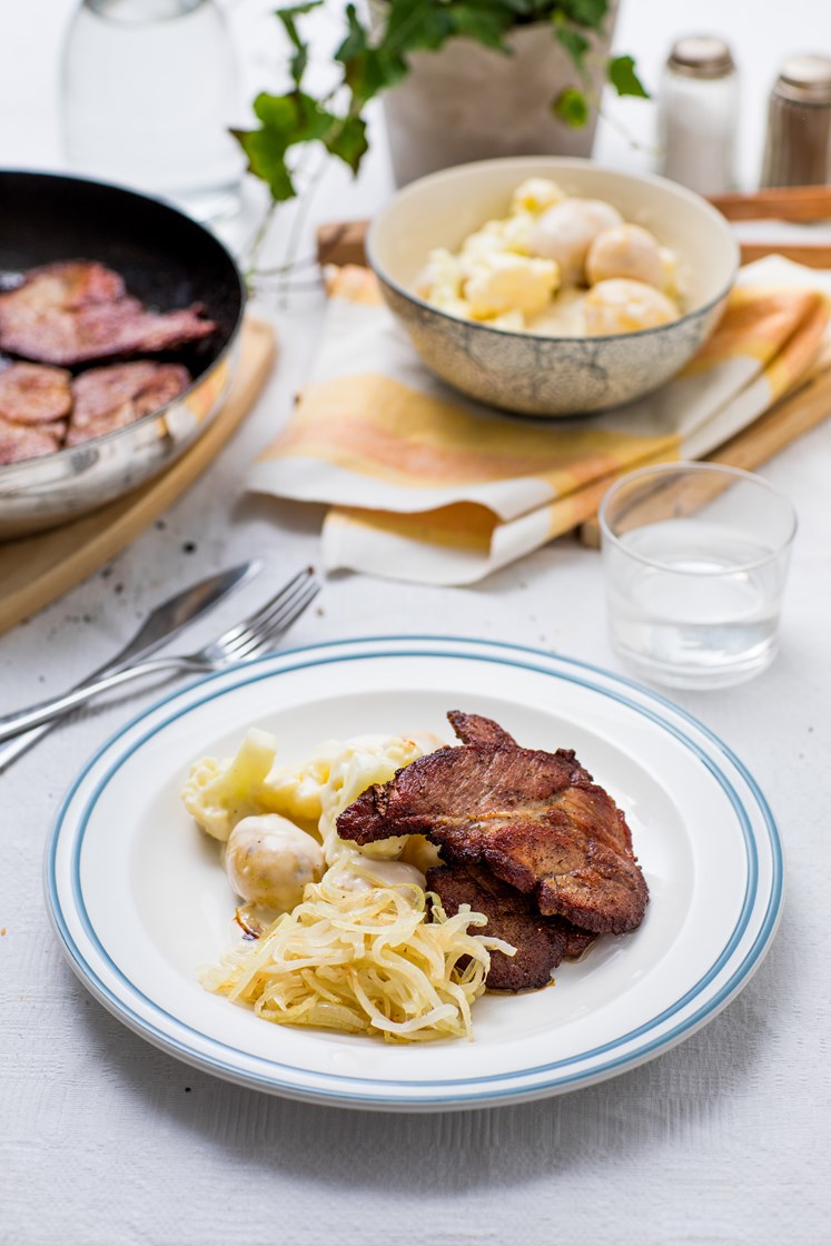 Grillbacon med poteter og blomkål i hvit saus