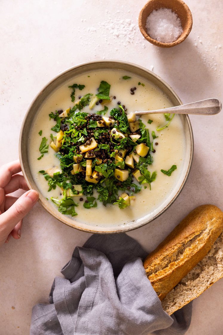 Jordskokksuppe med stekt grønnkål, belugalinser og eple