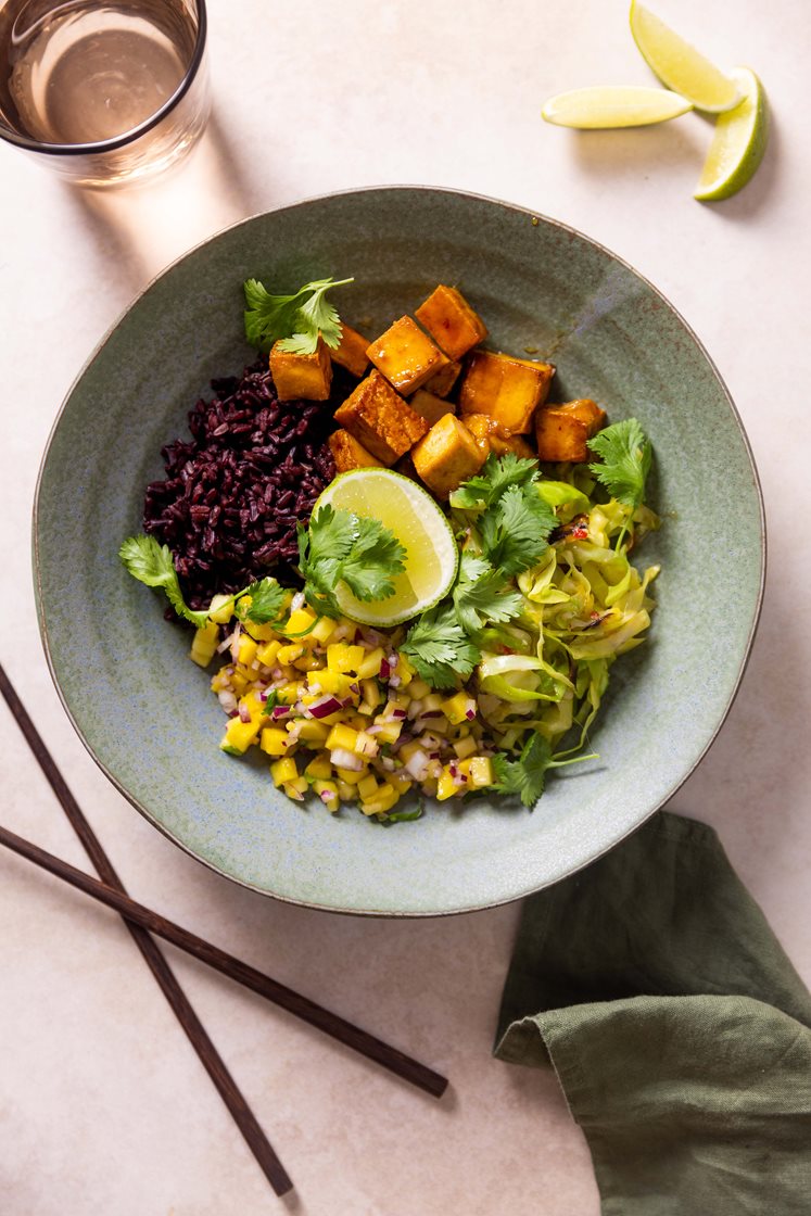 Bowl med teriyakiglasert tofu og stekt kål, mangosalsa og sort ris