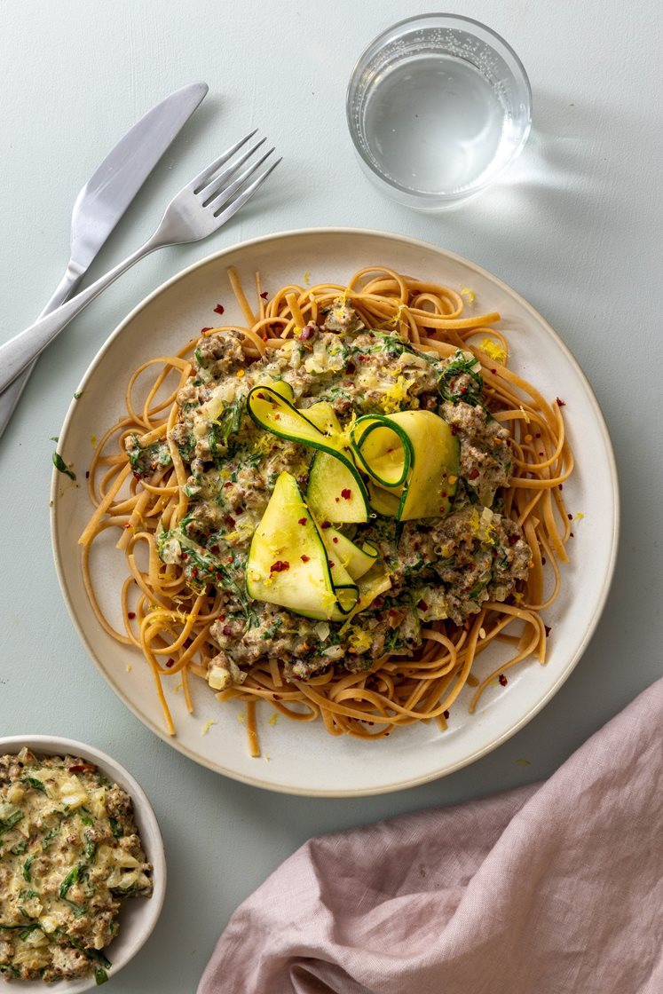 Fullkornspasta og kremet kjøttdeig med spinat, stekt squash og chiliflakes