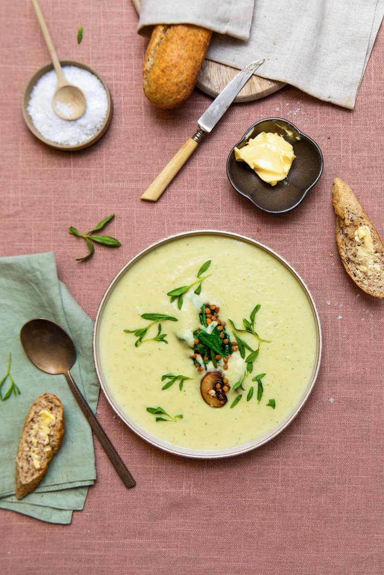 Potet- og purreløksuppe med fennikel og hvitvin, toppet med stekt sopp, linser og estragon