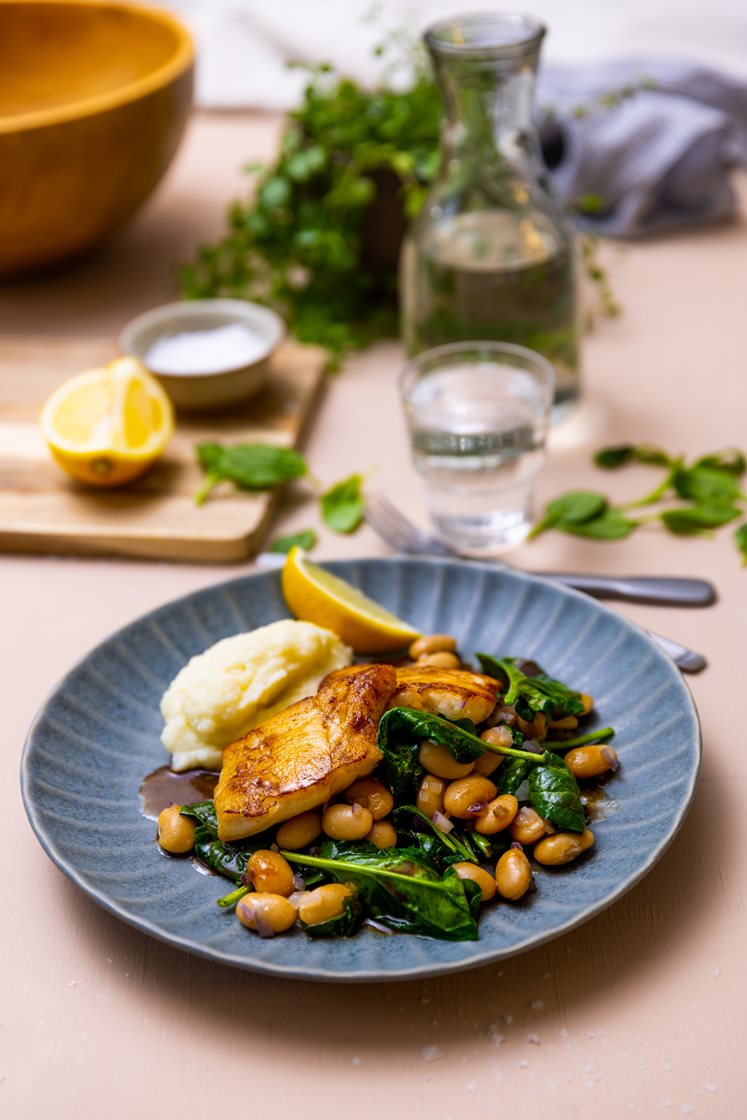 Pannestekt torskefilet med blomkålpuré, spinat, bønner og soyasmør