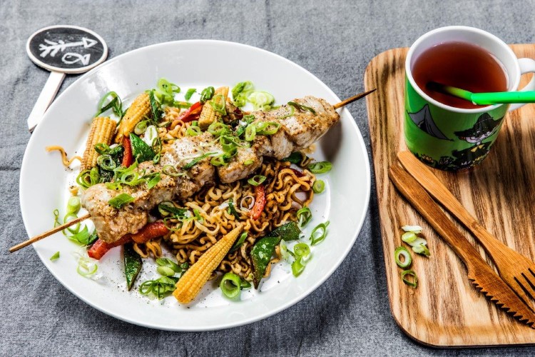 Soya- og sesamstekt sei med stekte nudler