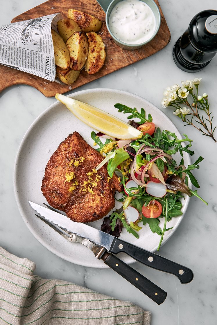 Citron- och oreganostekt kycklingschnitzel med grönsallad och rostad potatis