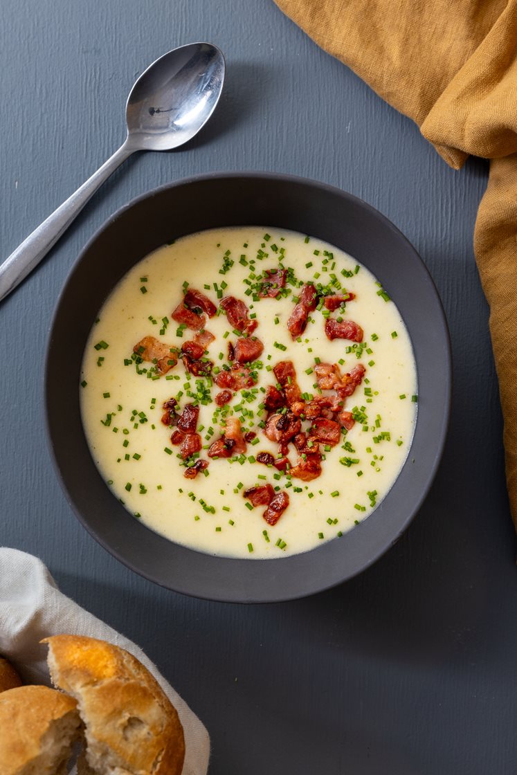 Kartoffelporresuppe med bacon og surdejlsboller