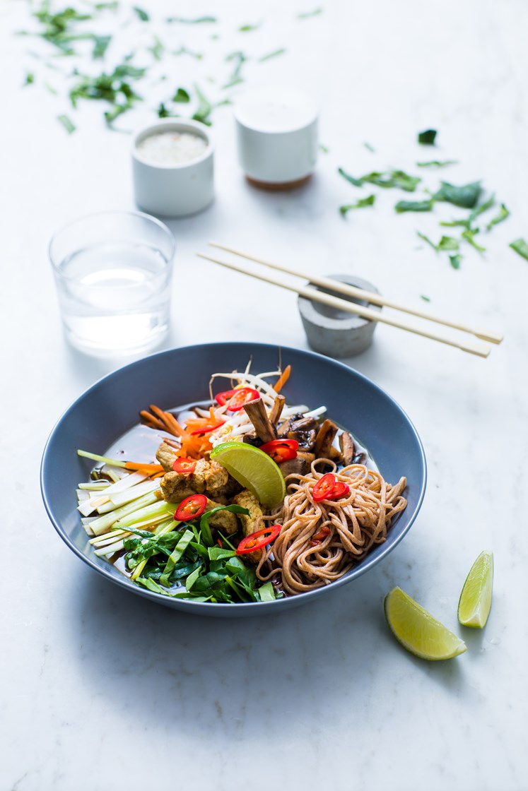 Vietnamesisk nudelsuppe med svinestrimler, chili, sjampinjong og bønnespirer