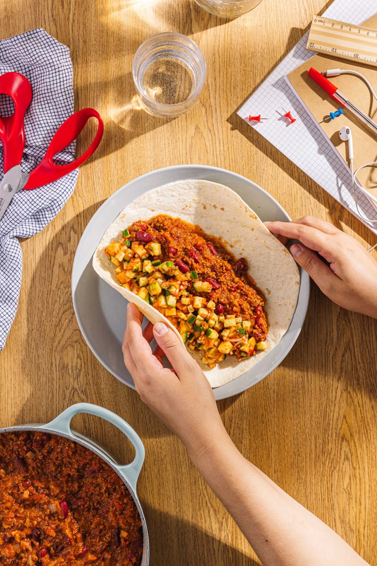 Quick chili con carne i tortilla med æblesalsa