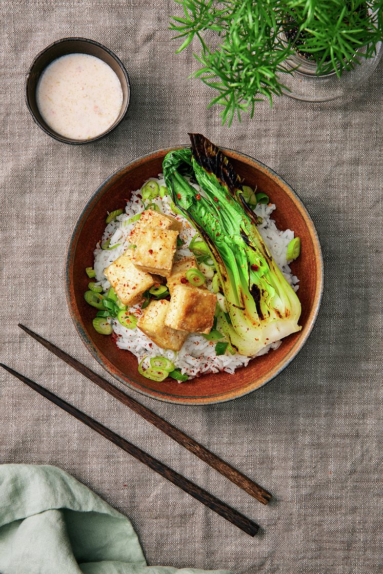 Krispig tofu med kokos- och limedressing, stekt pak choy