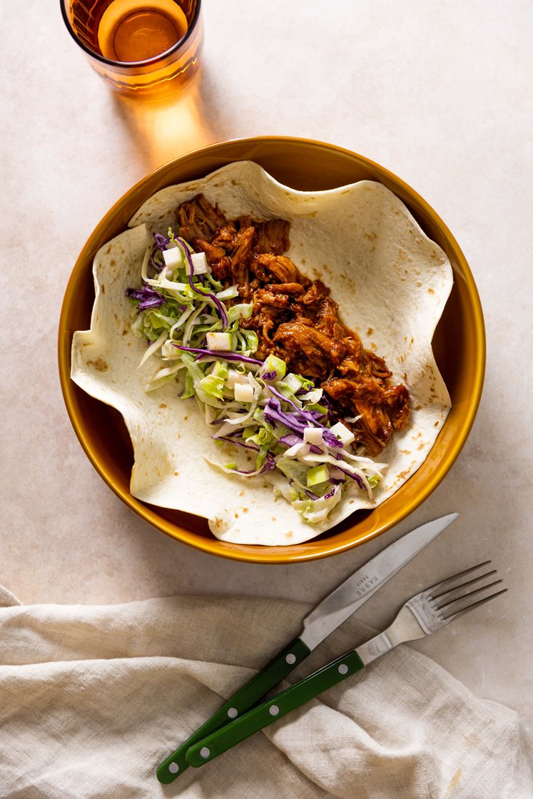 Pulled pork med barbecuesaus i hvetetortillaer med eplecoleslaw