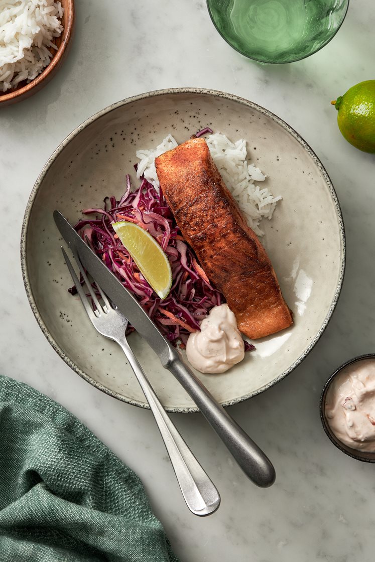 Kryddstekt lax med syrlig rödkålssallad och chiliyoghurt