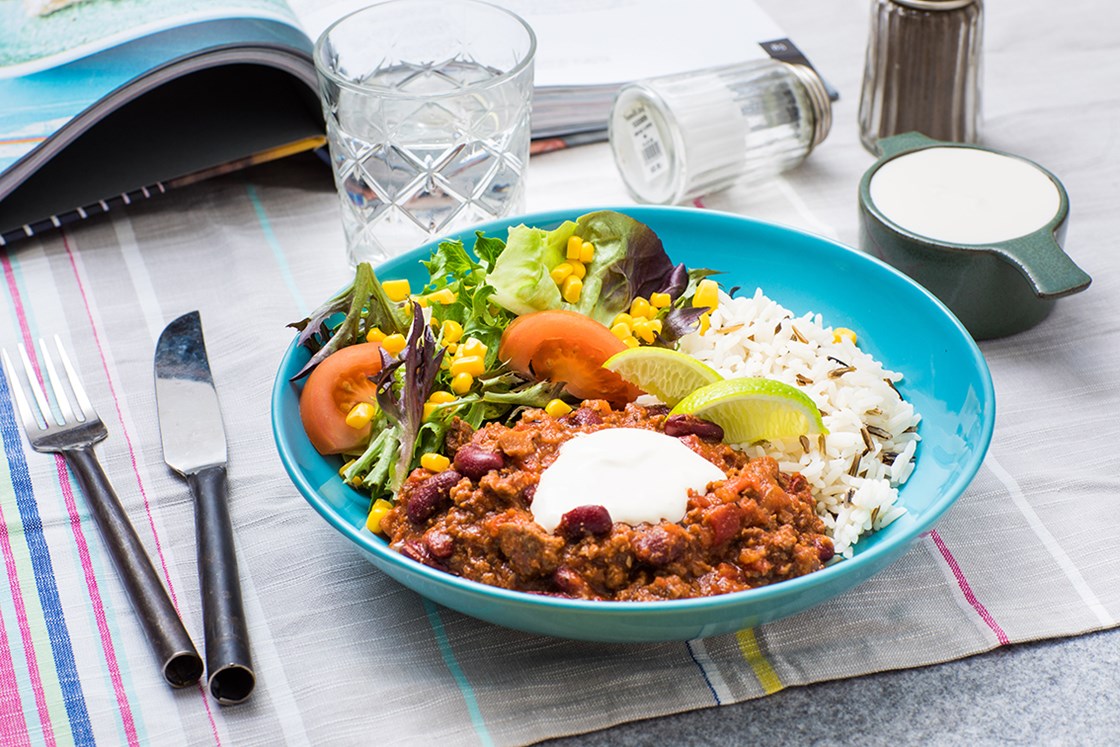Chili con carne med salat og villsrisblanding