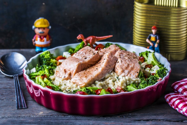 Laks med ris og lun brokkolisalat
