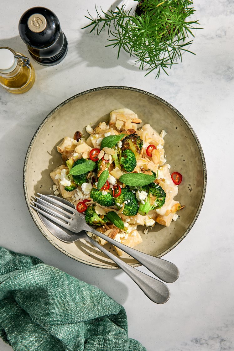 Krämig selleripasta med salviastekt broccoli, mandel och fetaost