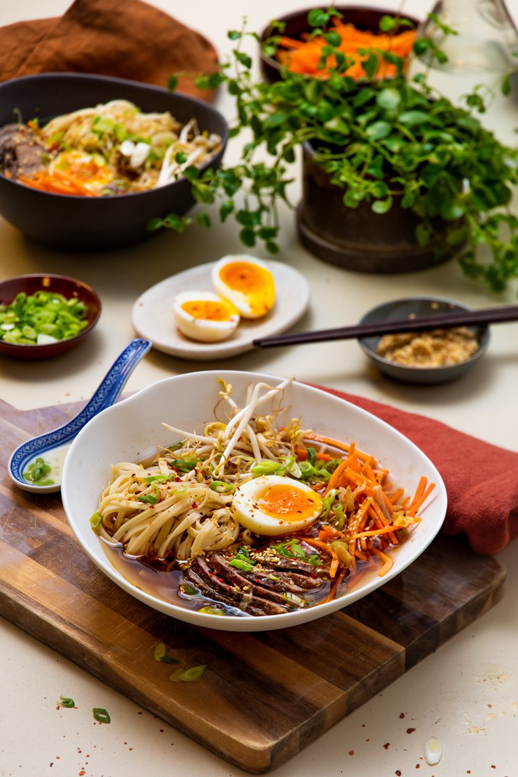 Ramen med mørkokt svinebog, eggenudler og sprø grønnsaker