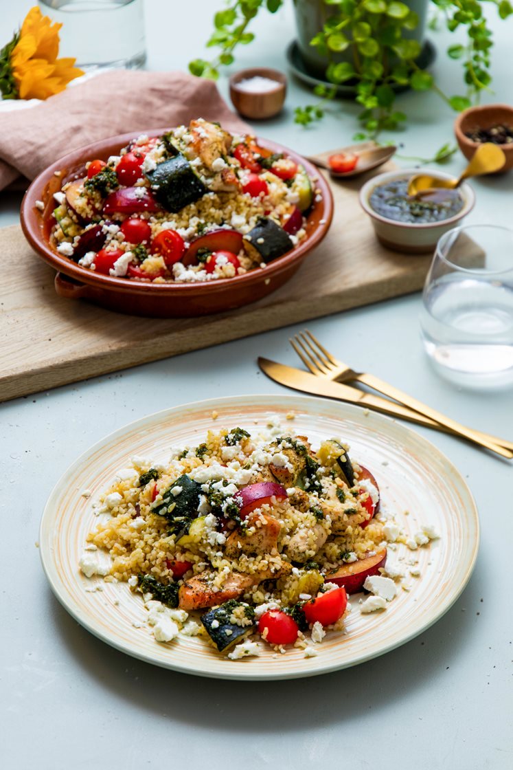 Kyllingsalat med cherrytomater, squash, fetaost, nektarin og bulgur