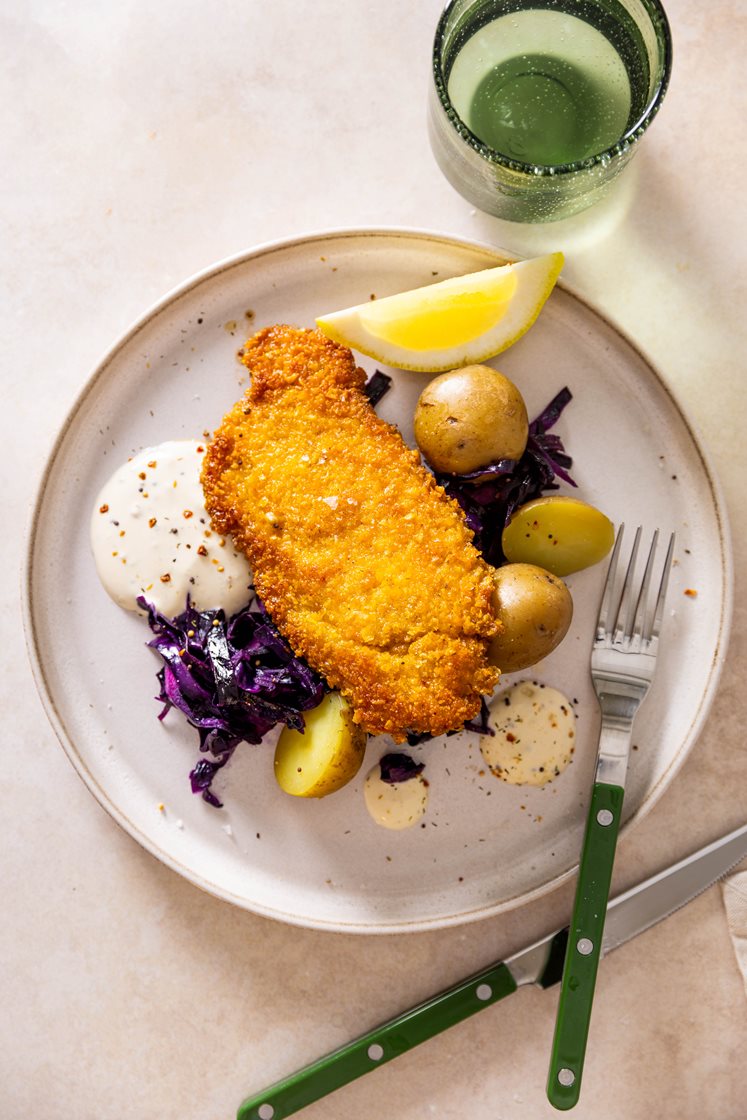 Svineschnitzel med syrlig rødkål, kokte poteter og sennepsdressing