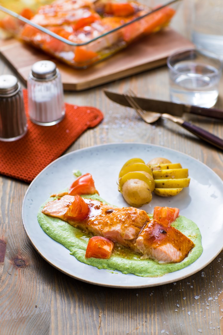 Bakt laks med teriyakisjy, tomater og brokkolipuré