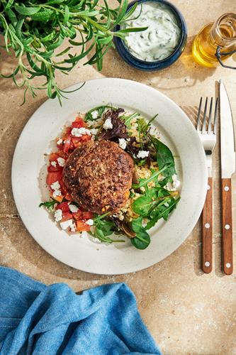 Medelhavsbiffar Med Tomat Fetaost Och Tzatziki Recept Linas Matkasse 