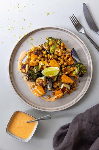 Sød kartoffelsalat med paprikastegt halloumi