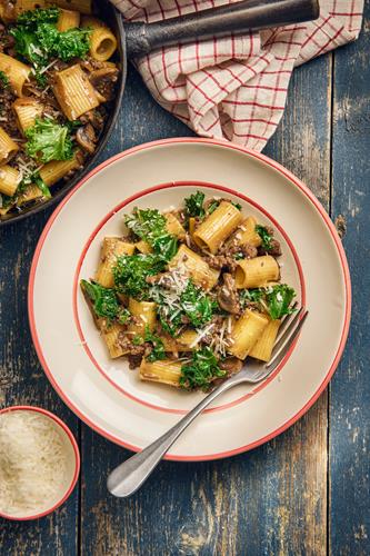 Krondyrragout og svampe med pasta