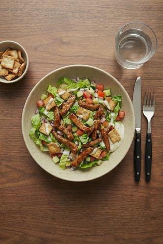Fattoush-salat med strimlet svinemørbrad