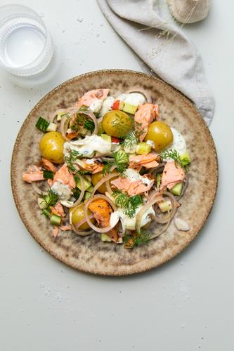 Varmrøget laks med appelsin/æblesalat