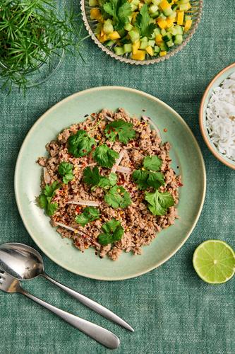 Larb - Thailändsk fläskfärs med lime, koriander, rostat ris och ...