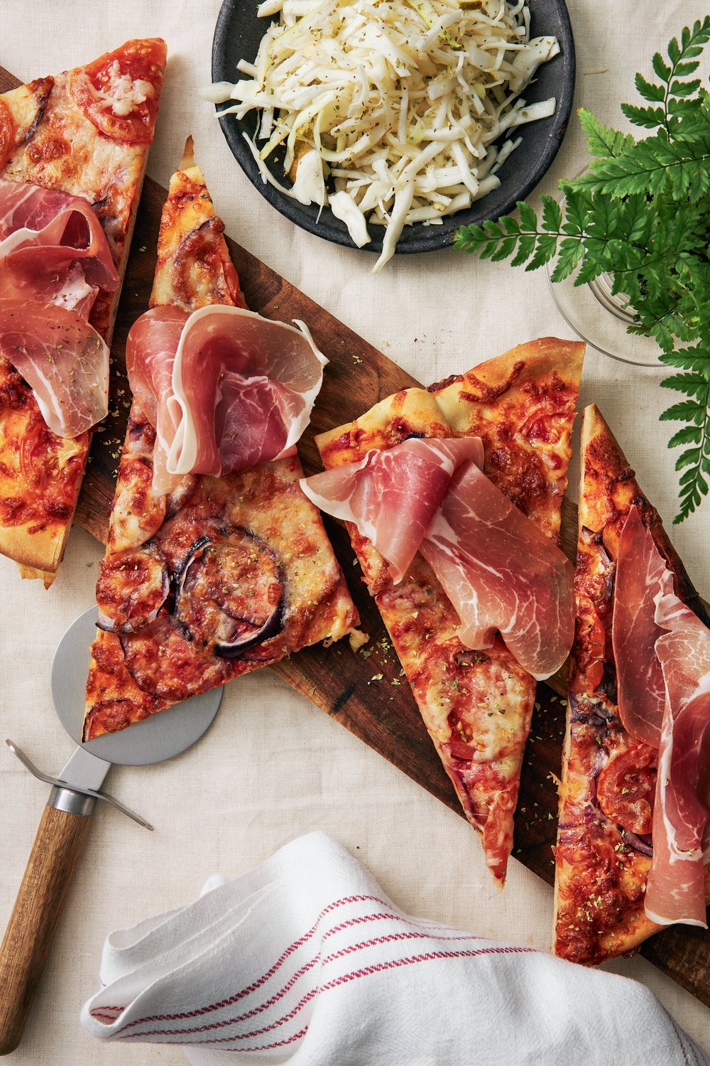 Pizza med Prosciutto Crudo och vitkålssallad Recept Linas Matkasse