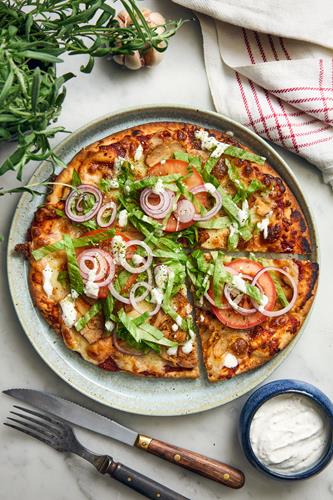 Salatpizza med røget kyllingebryst