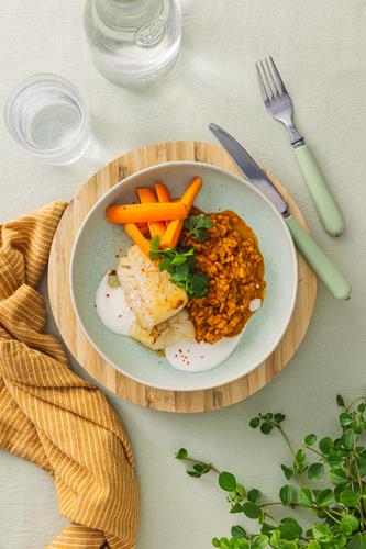 Dahl med stegt fisk