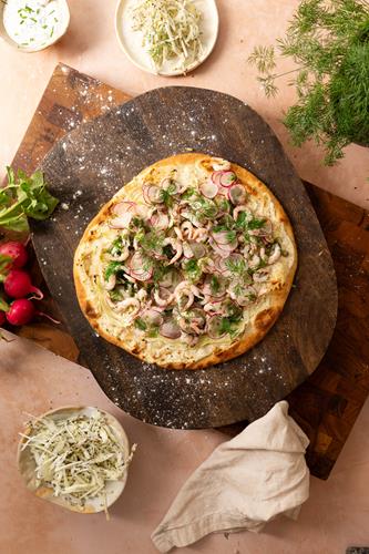 Pizza bianca med bagt fennikel, marinerede rejer i